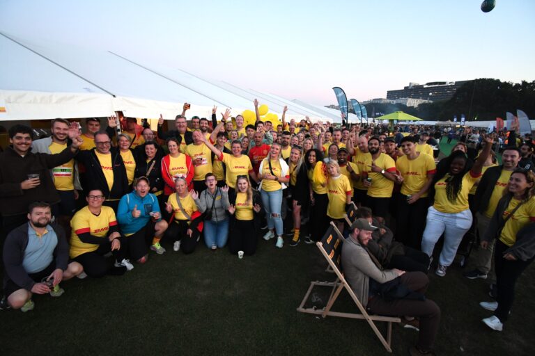Den officielle countdown til DHL Stafetten er startet. Glade DHL-medarbejdere har armene op over hovedet af ren begejstring.
