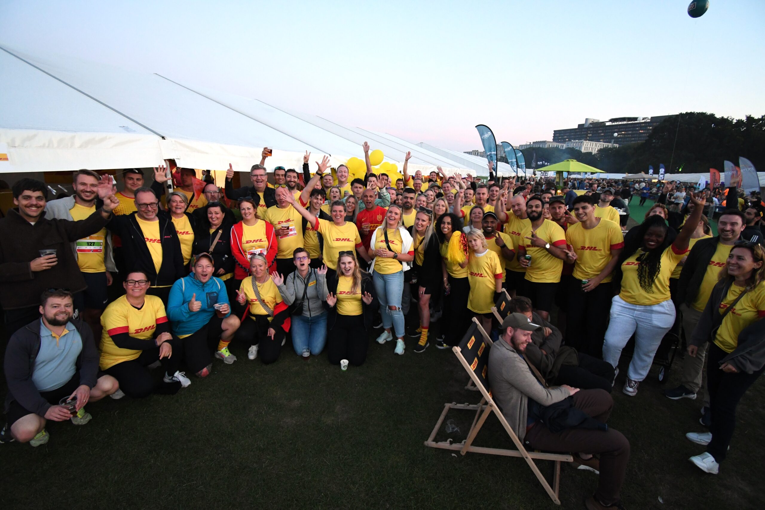 Den officielle countdown til DHL Stafetten er startet. Glade DHL-medarbejdere har armene op over hovedet af ren begejstring.